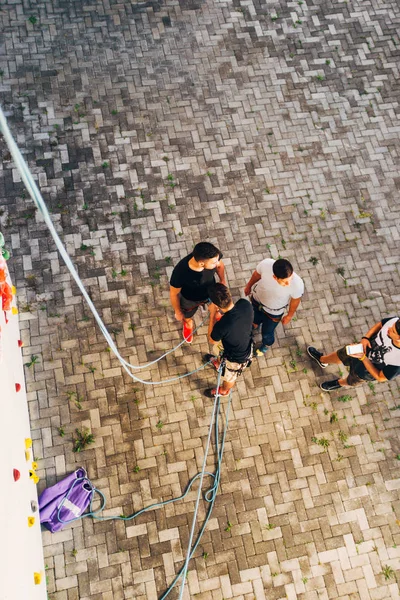 Bir Grup Arkadaş Yapay Duvara Tırmanmaya Hazırlanıyor — Stok fotoğraf