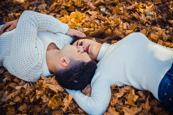 Jovem Casal Apaixonado Está Deitado Parque Dia Ensolarado Eles Estão — Fotografia de Stock