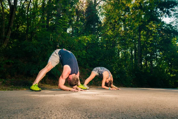 運動をした後自然にストレッチ運動のカップル — ストック写真