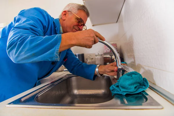 Erkek Tesisatçı Lavabo Mutfak Worktool Ile Sabitleme — Stok fotoğraf