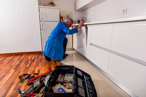 Ανώτερος Εργάτης Είναι Άνοιγμα Του Νεροχύτη Στην Κουζίνα Εργαλείο Πλαίσιο — Φωτογραφία Αρχείου