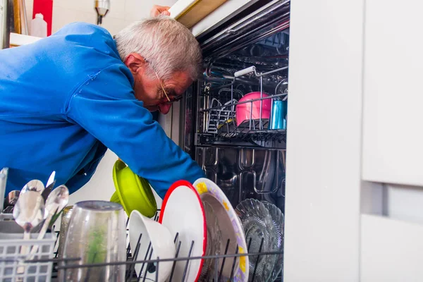 Reparador Traje Trabajo Azul Fijación Máquina Lavavajillas Cocina — Foto de Stock