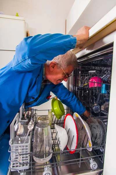 Mayores Fontanero Reparar Los Electrodomésticos Cocina — Foto de Stock