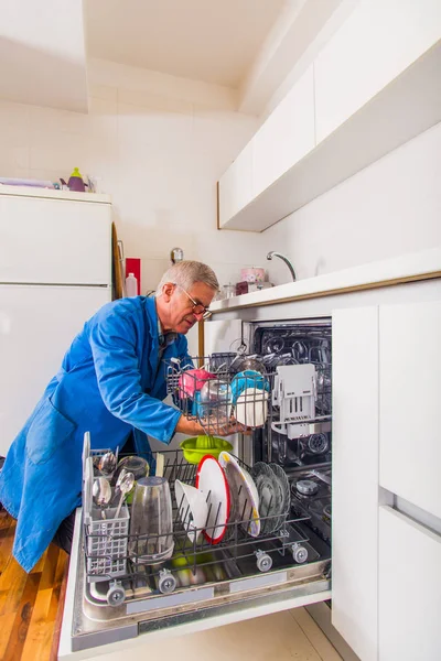 Reparador Traje Trabajo Azul Fijación Máquina Lavavajillas Cocina — Foto de Stock