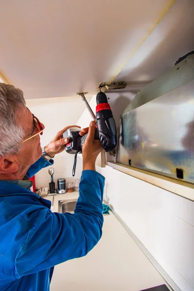 Manitas Edad Avanzada Está Pie Cocina Trabajando Con Taladro Eléctrico — Foto de Stock