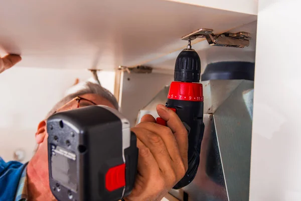 Manitas Senior Está Pie Cocina Trabajando Con Taladro Eléctrico — Foto de Stock