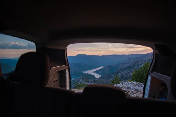 Gün Batımında Manzarayı Tüm Arazi Aracı Içinde Dağdan Bir Tepe — Stok fotoğraf