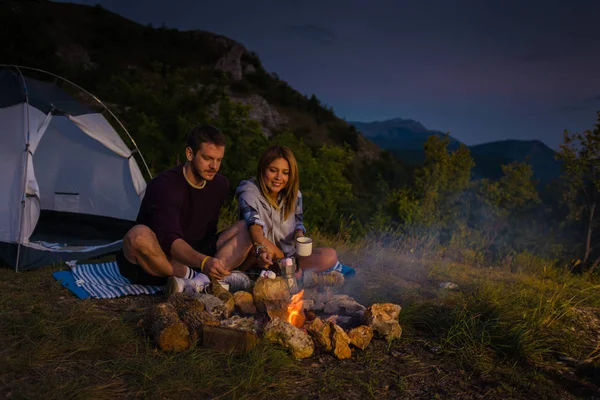 Casal Jovem Relaxante Perto Fogueira Marshmallows Rosting Beber Café Colina — Fotografia de Stock