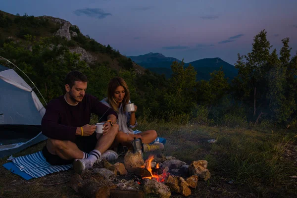 Młoda Para Relaksująca Się Przy Ognisku Pijąca Kawę Leśnym Wzgórzu — Zdjęcie stockowe