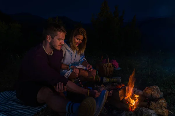 Kadın Erkek Kamp Ateşinde Sosis Pişiriyor Bira Içiyor Gece Dağın — Stok fotoğraf