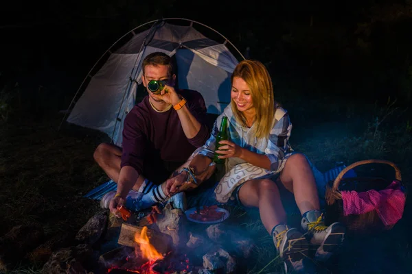 Férfi Sütés Tábortűz Kolbász Ivott Sört Pihentető Tábortűz Mountain Top — Stock Fotó