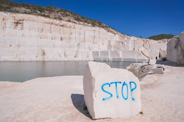 白い大理石の彫像の採石場で看板を停止 — ストック写真