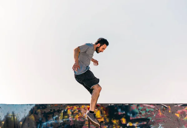 Joven Haciendo Parkour Saltando Skatepark — Foto de Stock