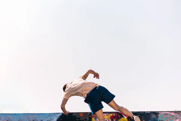 Free Runner Training Parkour While Jump Skatepark — Stock Photo, Image