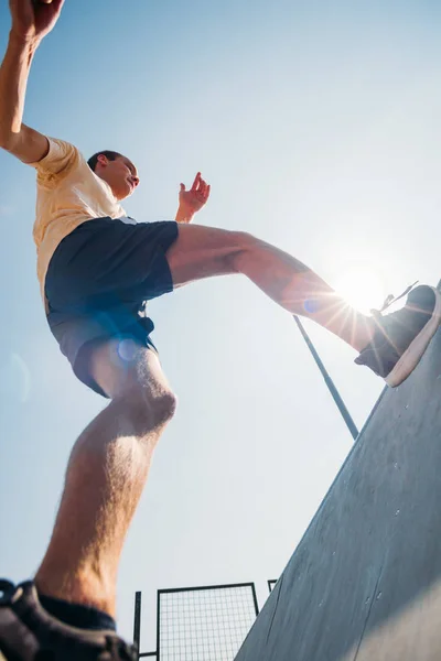 自由赛跑者训练跑酷在障碍在 Skatepark — 图库照片