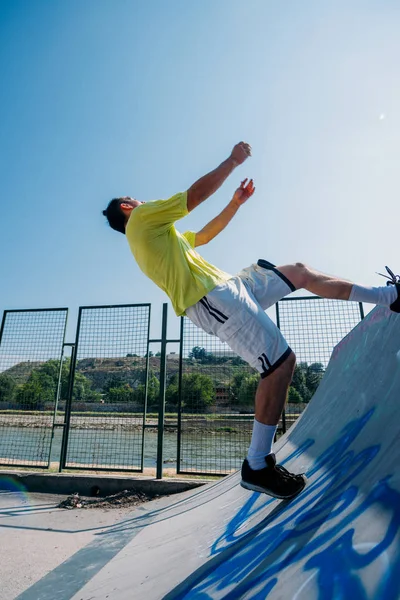 Starker Mann Beim Parkour Training Skatepark — Stockfoto