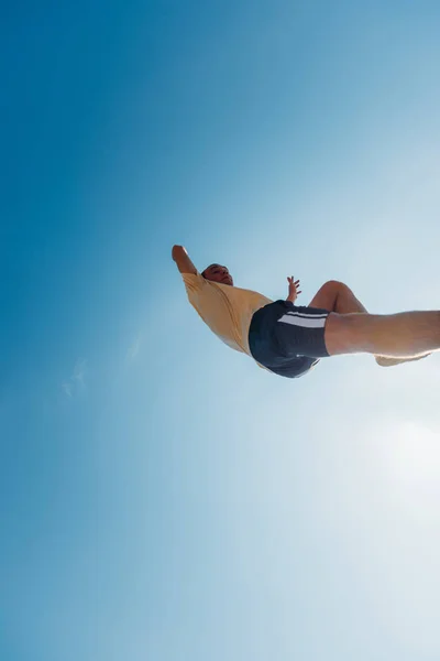 Spor Adam Eğitim Parkour Havada Atlama Sırasında — Stok fotoğraf