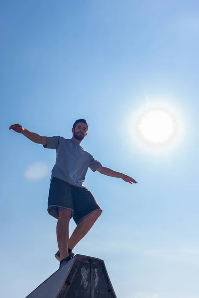 Parkour Człowiek Chodzenia Balansowania Ścianie — Zdjęcie stockowe