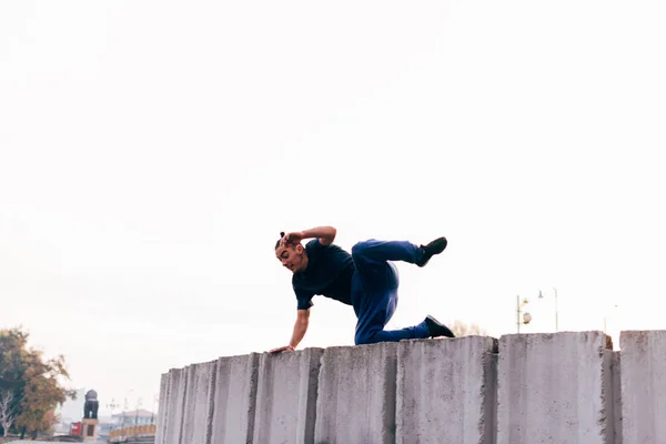 Vit Man Tränar Parkour Samtidigt Hoppa Över Hög Topp — Stockfoto