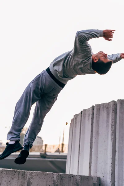 Acrobat Man Opleiding Parkour Oefening Terwijl Backflip Obstakels Springen — Stockfoto