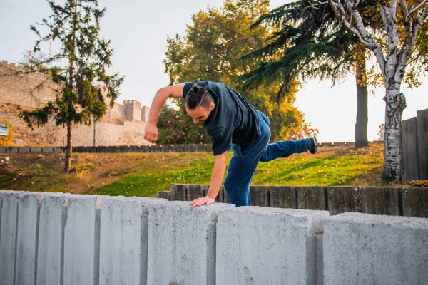 Strong Man While Training Parkour Workout Skatepark — Stock Photo, Image