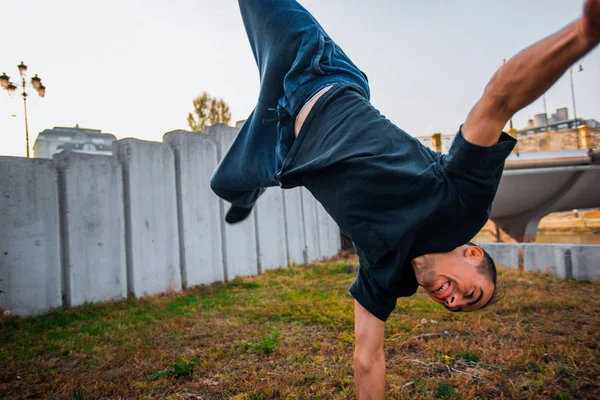 Sportman Training Parkour Oefening Tijdens Het Doen Van Handstand — Stockfoto