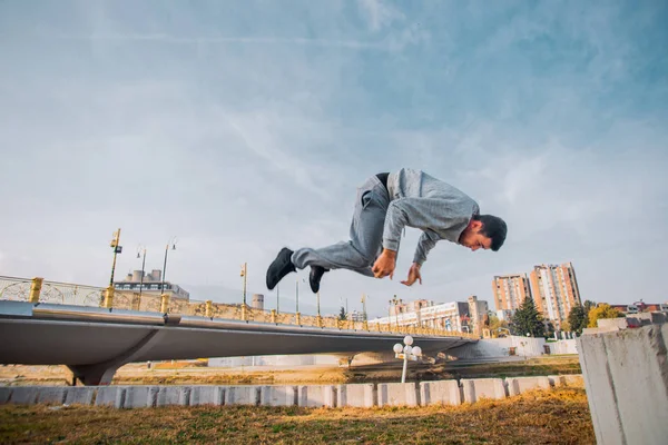 运动的人在空中跳跃的时候训练公园 — 图库照片