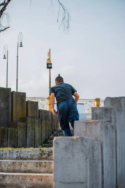 Atleta Homem Exercitando Parque Enquanto Saltando Sobre Parede Concreto — Fotografia de Stock