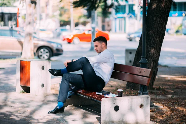 Kluger Geschäftsmann Schaut Auf Sein Handy Während Park Eine Pause — Stockfoto