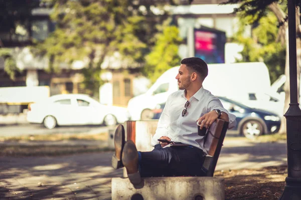 Schöner Geschäftsmann Der Friedlich Park Liegt Während Auf Sein Handy — Stockfoto