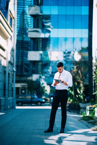 Business Kille Klädd Vit Skjorta Leende Och Hålla Tablett Urban — Stockfoto