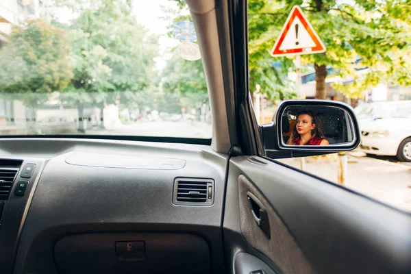 Zicht Een Prachtig Meisje Een Strenge Spiegel Een Auto — Stockfoto