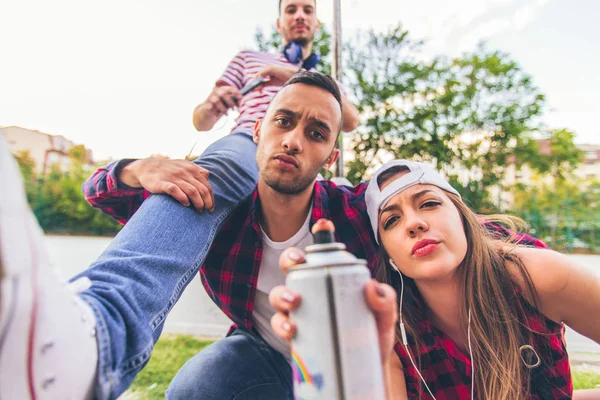 Tres Amigos Están Bromeando Divirtiéndose Con Spray Lugar Urbano — Foto de Stock