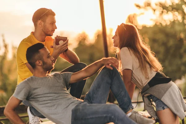 Trois Amis Caucasiens Traînent Dans Parc Parlent — Photo