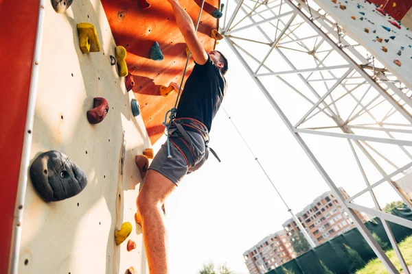 Young Man Climbs Outdoors Rock Wall — Stock Photo, Image