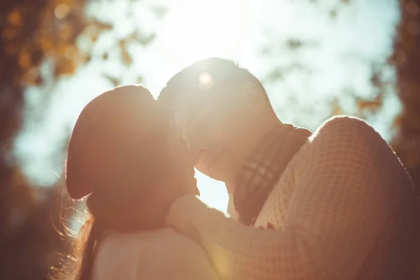 Belo Casal Moderno Vestindo Branco Livre Excanging Ternura Uma Luz — Fotografia de Stock