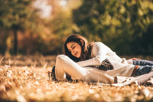 Good Looking Couple Lying Gras Park Smiling Having Fun — Stock Photo, Image