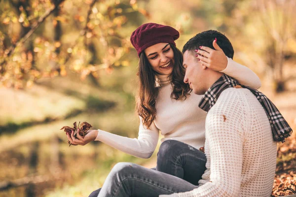 Ein Gut Aussehender Mann Küsst Seine Freundin Park Während Den — Stockfoto