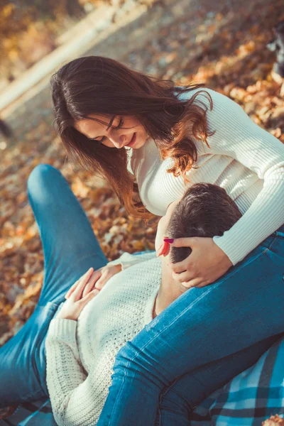 Couple Négligent Est Couché Dans Parc Ils Passent Bon Moment — Photo