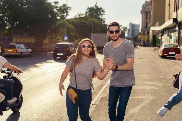 Gruppo Giovani Che Camminano Una Strada Una Città — Foto Stock