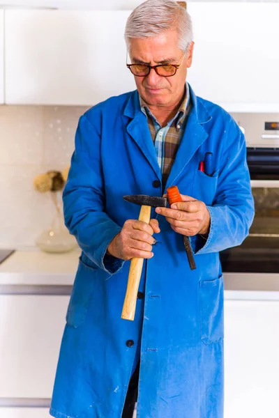 Пожилой Мастер Целом Стоит Кухне Своими Инструментами — стоковое фото