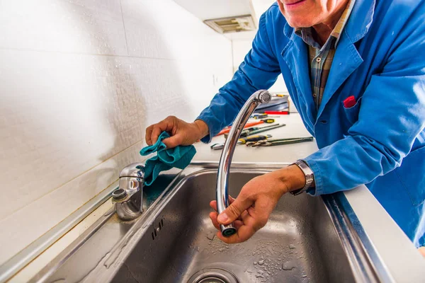 Ouderdom Klusjesman Vaststelling Van Gebroken Keukenkraan — Stockfoto