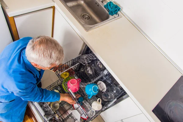 Manitas Mayores Abriendo Lavaplatos Casa — Foto de Stock