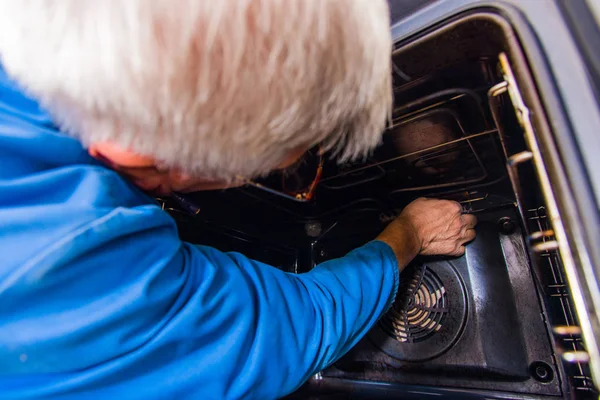 Reifer Handwerker Repariert Den Motorventilator Ofen — Stockfoto