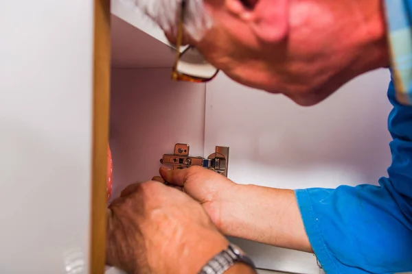 Uniforme Hombre Mayor Trabajando Cocina Con Sus Herramientas — Foto de Stock