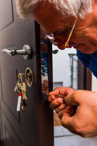 Handyman Ständiga Och Fastställande Dörren Med Skruvmejsel — Stockfoto