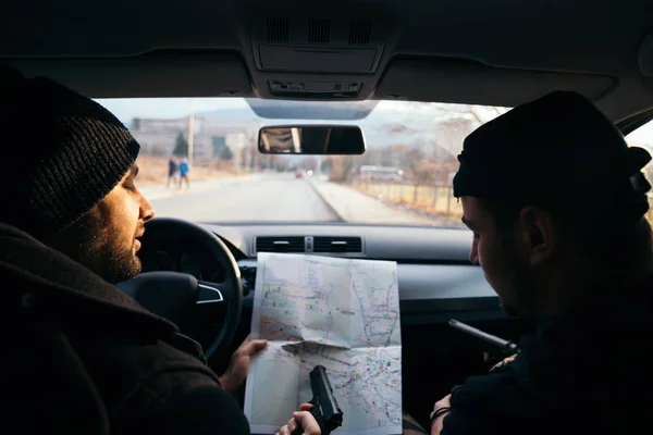 Criminales Sentados Atardecer Coche Mirando Mapa Ciudad Planeando Próximo Movimiento — Foto de Stock