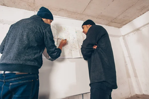 Hırsızlar Soygun Için Bir Harita Çiziyor — Stok fotoğraf