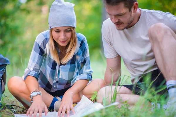 Pareja Joven Descansando Revisando Mapa Dentro Del Bosque Concepto Senderismo — Foto de Stock