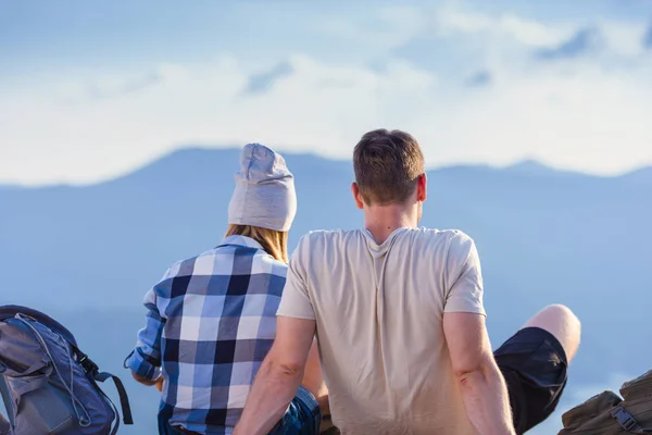 Ein Paar Genießen Die Aussicht Und Entspannen Auf Einem Gipfel — Stockfoto